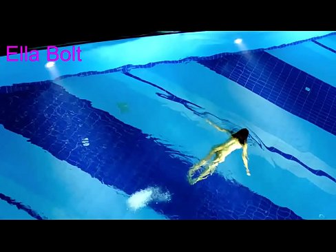 ❤️ Je ne peux pas m'arrêter de regarder, jeune blonde prise en train de nager nue dans la piscine de la station ELLA BOLT. ❤❌ Fucking at us ️❤