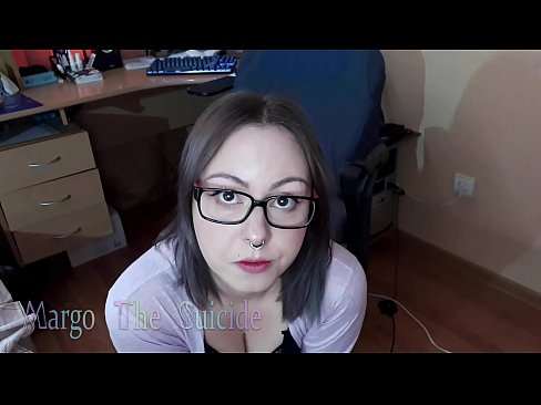 ❤️ Une fille sexy avec des lunettes suce profondément un gode devant la caméra ❤❌ Fucking at us ️❤