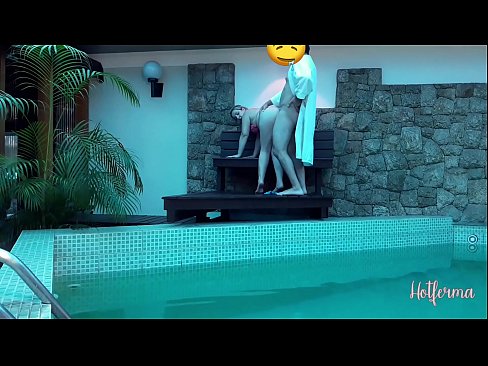 ❤️ Le patron invite la femme de chambre à la piscine, mais n'a pas pu résister à une chaude ❤❌ Fucking at us ️❤
