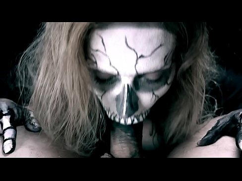 ❤️ Une fille démoniaque suce une bite avec sa bouche noire et avale le sperme. ❤❌ Fucking at us ️❤