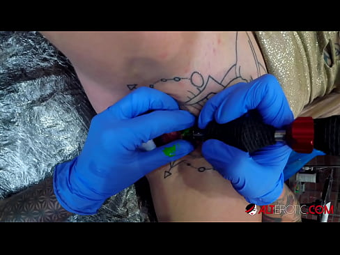 ❤️ Sully Savage, une chaudasse extrêmement tatouée, s'est fait tatouer le clitoris. ❤❌ Fucking at us ️❤